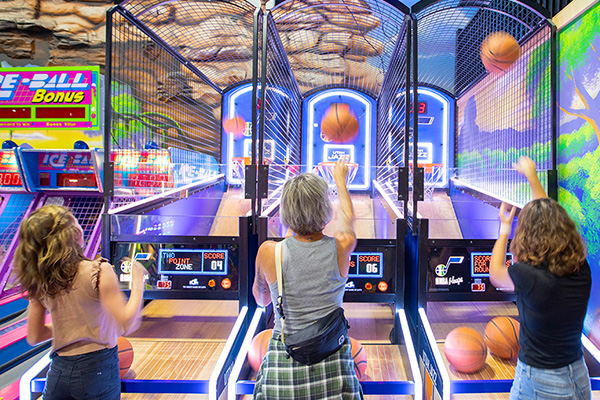 family-playing-arcade-basketball-at-toads-fun-zone-400x600